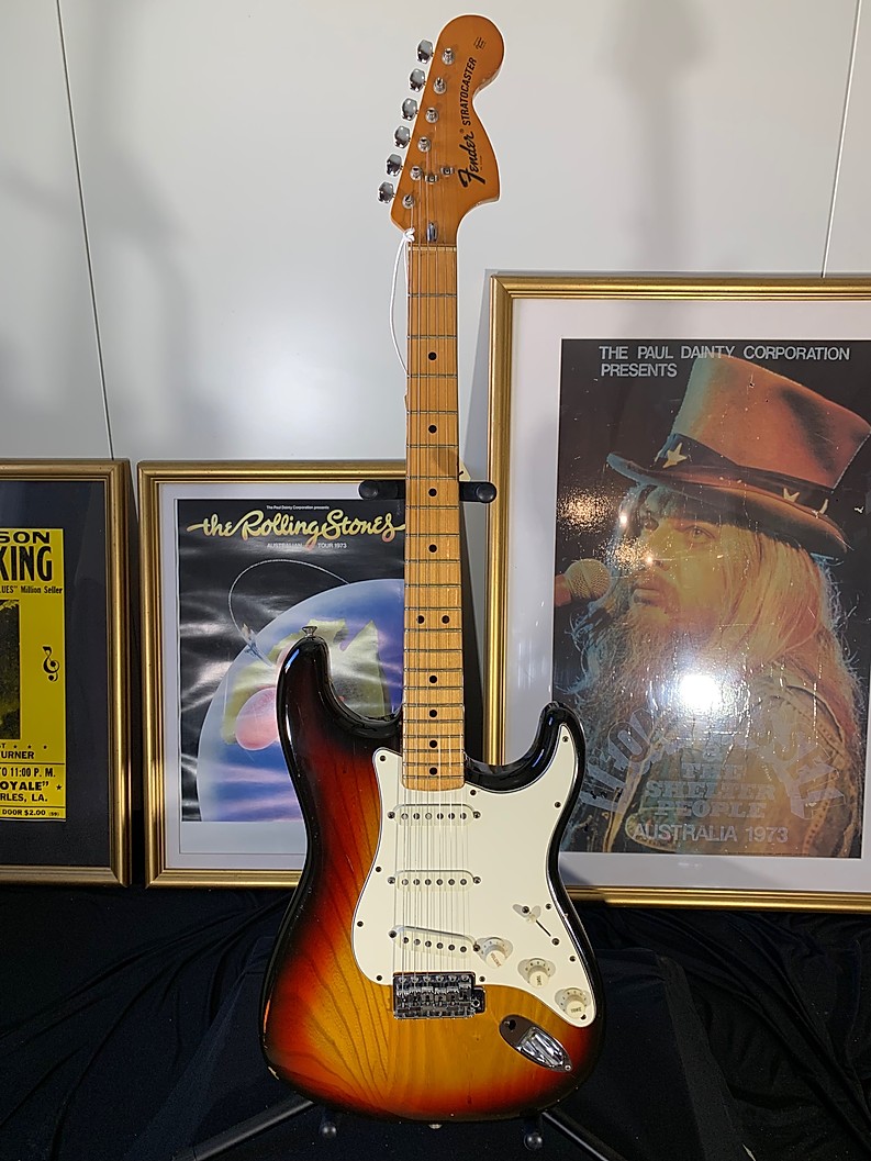 1975 FENDER STRATOCASTER VINTAGE GUITAR IN VIBRANT SUNBURST FINISH