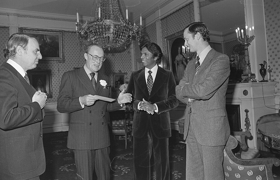 Kamahl handing Prince Bernhard a cheque for the World Wildlife Fund in the Netherlands in 1975